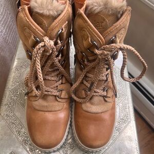 Virtually New Pajar Tan Leather Women's Boots.
.